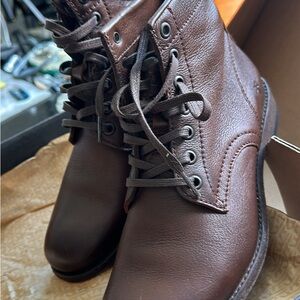 DESCRIPTION
  Frye Tyler Lace-up boots new without tags.size 8. Color is cognac.